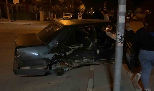 Burdur'da kavşağa kontrolsüz giren 2 otomobil çarpıştı
