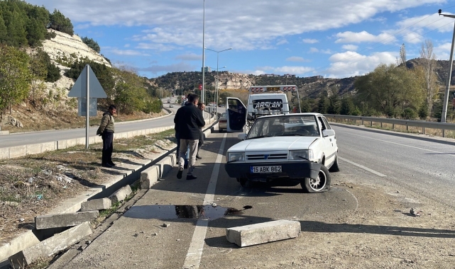 Burdur'da kontrolden çıkan otomobil bariyere vurdu: 1 yaralı
