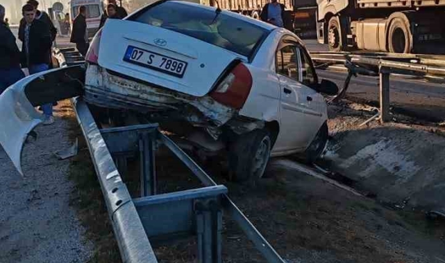 Burdur'da kontrolden çıkan otomobile refüje çıktı, 6 yaralı