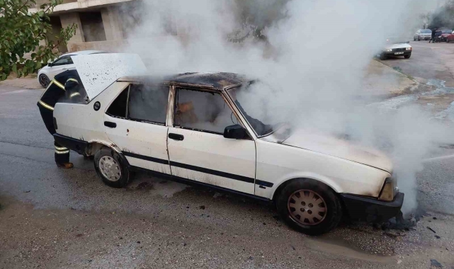 Burdur'da seyir halinde iken yanan otomobil kullanılamaz hale geldi