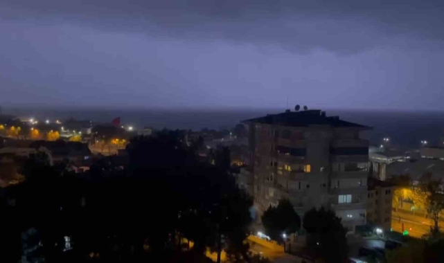 Bursa güne yağmur ve şimşeklerle uyandı