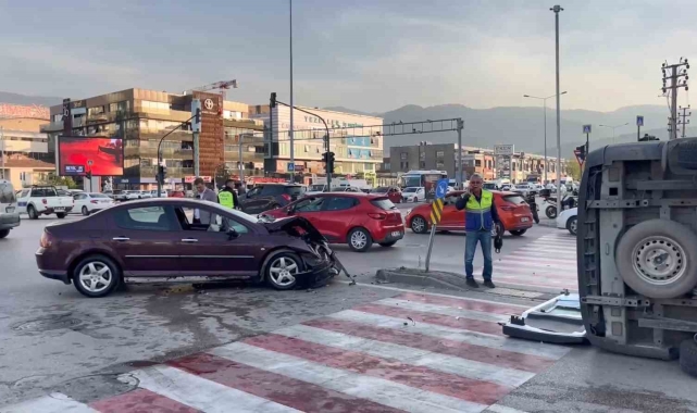 Bursa'da ambulans kaza yaptı: 1'i sağlık personeli 3 kişi yaralandı