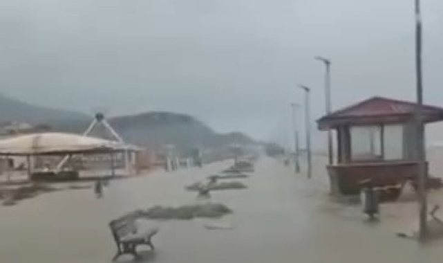 Bursa'da deniz karayla birleşti, yollar göle döndü