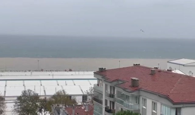 Bursa'da etkili olan lodos ve fırtına ortalığı birbirine kattı