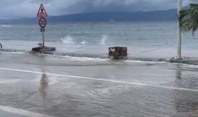Bursa'da fırtına ve sağanak sebebiyle denizle karayolu birleşti