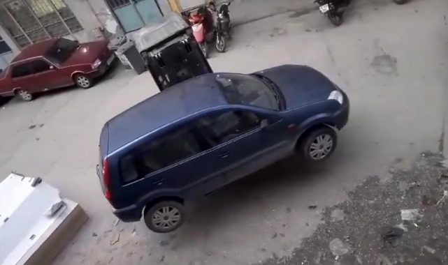 Bursa'da ilginç anlar: Yanlış park edilen aracı fotkliftle kaldırdı