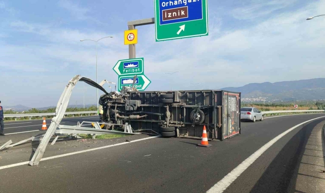 Bursa'da kamyonet bariyere saplandı
