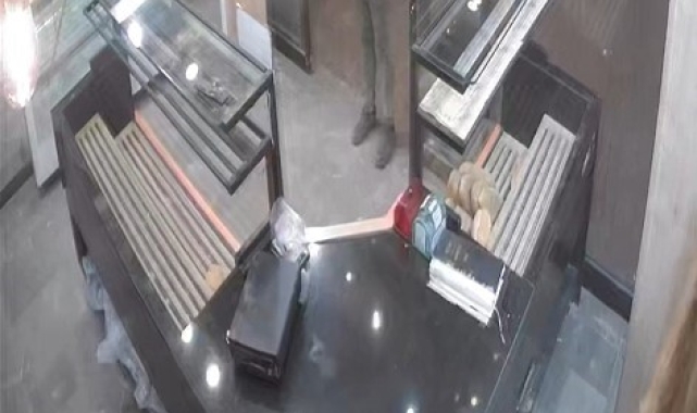 Bursa'da sadaka kutusunu çalan hırsız kamerada
