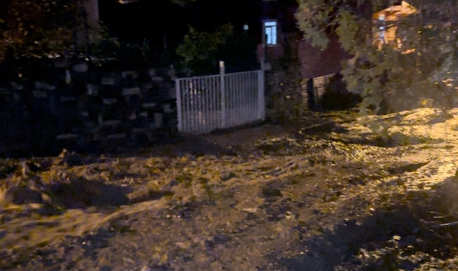 Bursa'da sağanak yağış sele dönüştü: Dereler taştı, yollar göle döndü