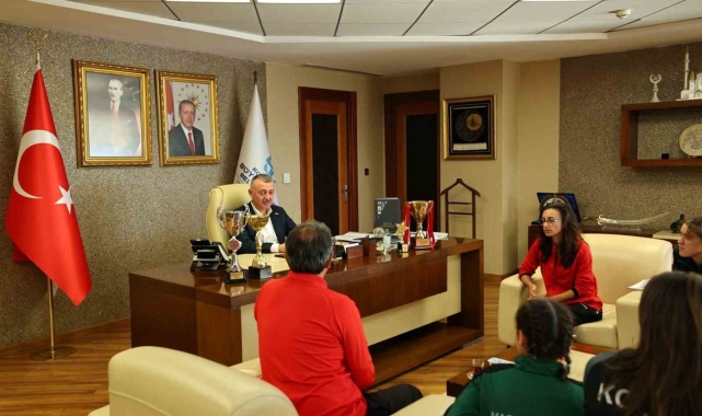 Büyükakın: "Kızlarımızın aldığı başarılar bizi çok mutlu ediyor"