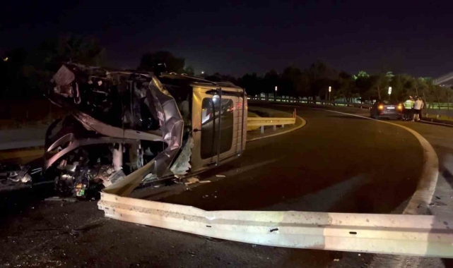 Büyükçekmece E-5'te araç bariyerlere ok gibi saplandı: 1 yaralı