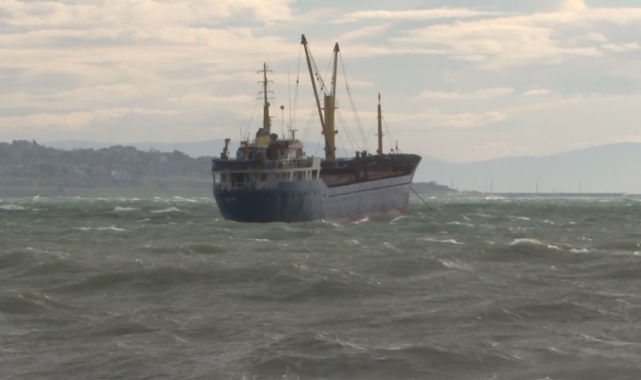 Büyükçekmece'de tonlarca ağırlıktaki gemi lodosta böyle sallandı
