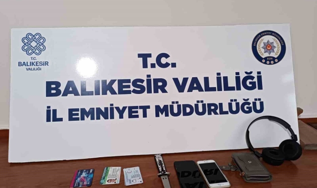 Cadde ortasında bıçak çekip gasp ettiler