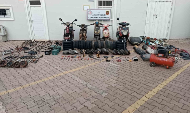 Çalıntı motosikletleri parçalayıp boyayarak tanınmaz hale getirdi, satamadan yakalandı