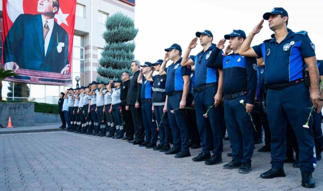 Çalışanlar belediye önünde Atatürk'ü andı