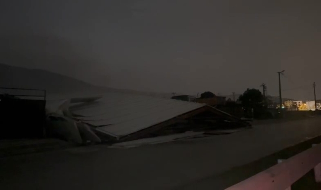 Cam fabrikasının çatısı yerle bir oldu