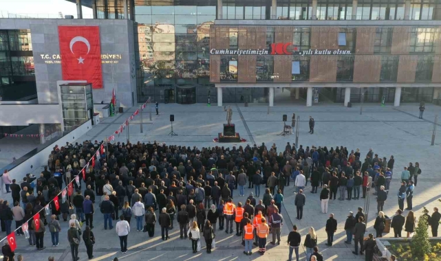 Çanakkale Belediyesi çalışanları, 100'üncü Yıl Meydanında Atatürk'ü andı