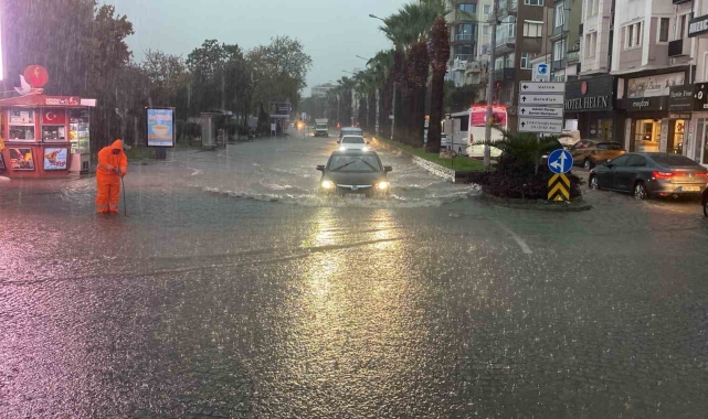 Çanakkale'de cadde ve sokaklar göle döndü