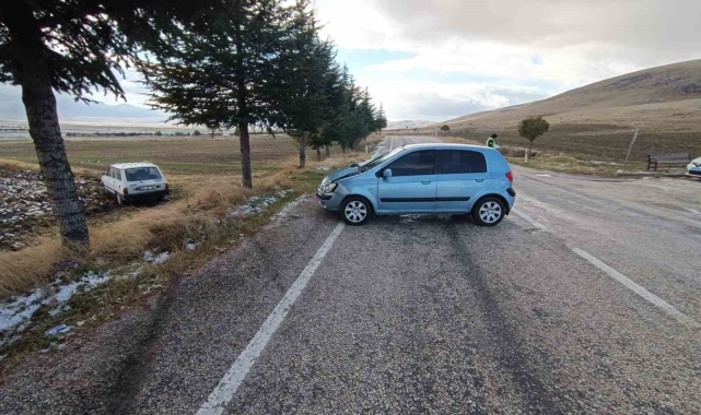 Çarpışan otomobillerin sürücüleri yaralandı