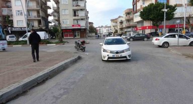 Çarpıştığı otomobilin camına başını çarpan motosikletli ağır yaralandı