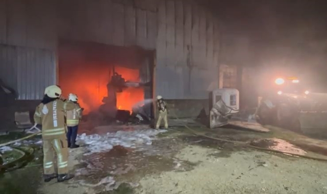 Çatalca'da fabrika deposu alev alev yanıyor
