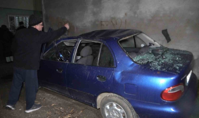 Çatı parçaları 2 sokakta araçların üzerine devrildi, 5 araç zarar gördü