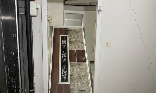 Çelik kapıları devirip kombi, musluk ve kabloları çaldılar