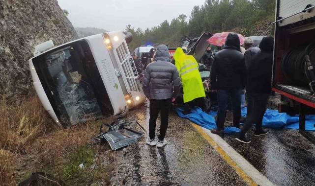 Cenazeye gidenleri taşıyan midibüs ile otomobil çarpıştı: 1 ölü, 3 yaralı…