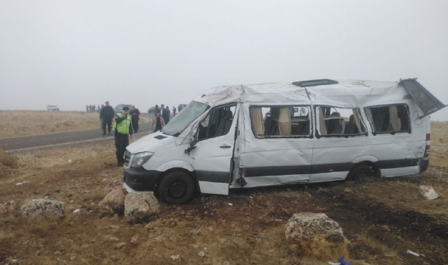Cenazeye gidenleri taşıyan minibüs devrildi: 2'si ağır 18 yaralı
