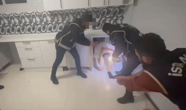 Çete lideri gizli bölmede yakalandı, o anlar kameraya yansıdı