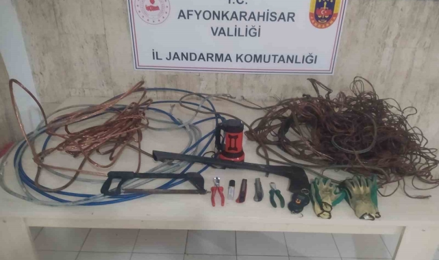 Çiftçilerin kabusu olan kablo hırsızlarını jandarma yakaladı