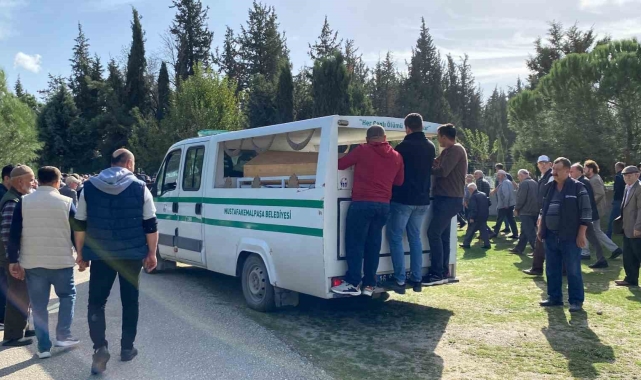 Cinnet kurbanı anne ve oğulları toprağa verildi