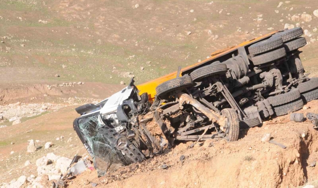 Cizre'de freni boşan kömür yüklü kamyon şarampole devrildi: 1 yaralı