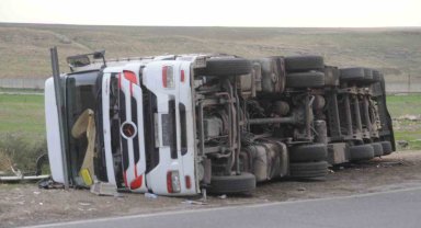 Cizre'de virajı alamayan tır devrildi: 1 yaralı