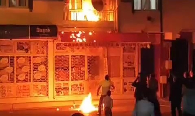 Çocuklar çakmakla oynarken evi yakıyordu