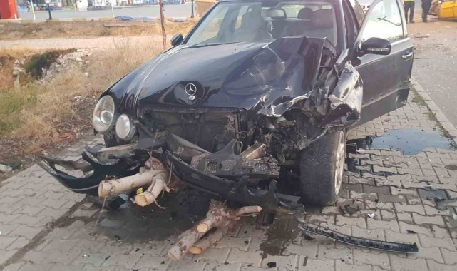 Çorum'da iki otomobil çarpıştı: 3 yaralı
