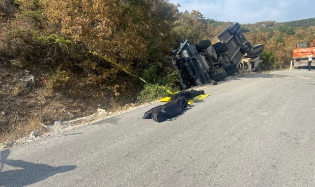 Çorum'da iş makinesi yüklü tır devrildi: 2 ölü