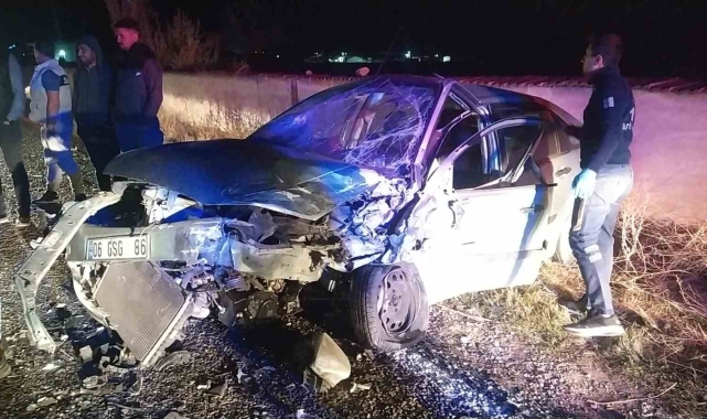 Çorum'da ticari araç ile otomobil kafa kafaya çarpıştı: 4 yaralı