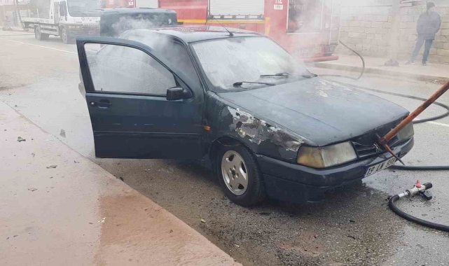 Çorum'un Alaca ilçesinde park halindeki otomobil yandı