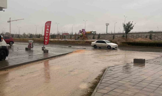 Çukur ve çamurla kaplı yollarının yapılmasını istiyorlar