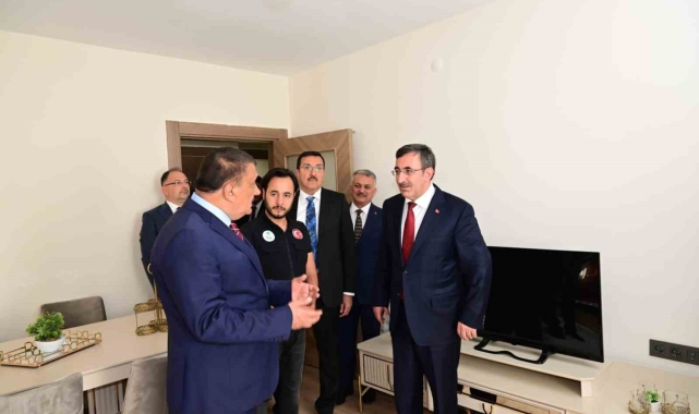 Cumhurbaşkanı Yardımcısı Yılmaz, deprem konutlarını inceledi