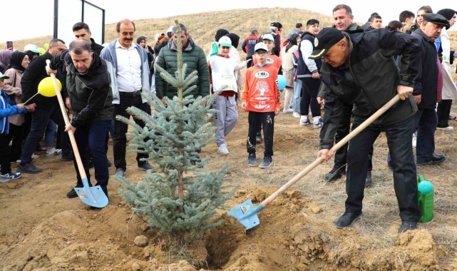 Cumhuriyet'e nefes olacak fidanlar toprakla buluştu