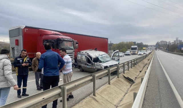 D100&#039;de makaslayan tır, hafif ticari araç ile çarpıştı: 1 yaralı