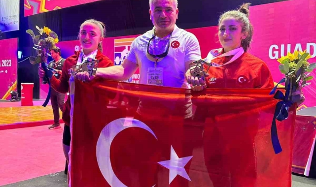 Denizlili antrenörün halterci kızları Meksika'da altın madalya kazandı