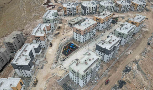Deprem konutlarında çalışmalar devam ediyor