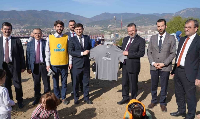 Depremzede izciler tohumları toprakla buluşturdu