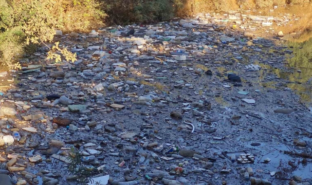 Derelere atılan çöpler, denize ulaştı