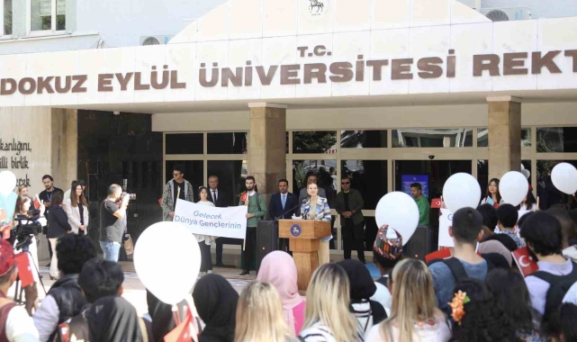 DEÜ'lü öğrenciler Filistin için barış balonları uçurdu