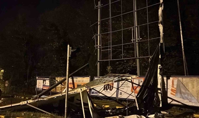 Dev tabela sert rüzgara dayanamayarak çöktü