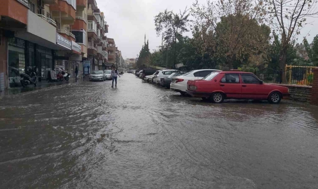 Didim&#039;de sağanak yağış ve fırtına etkili oldu